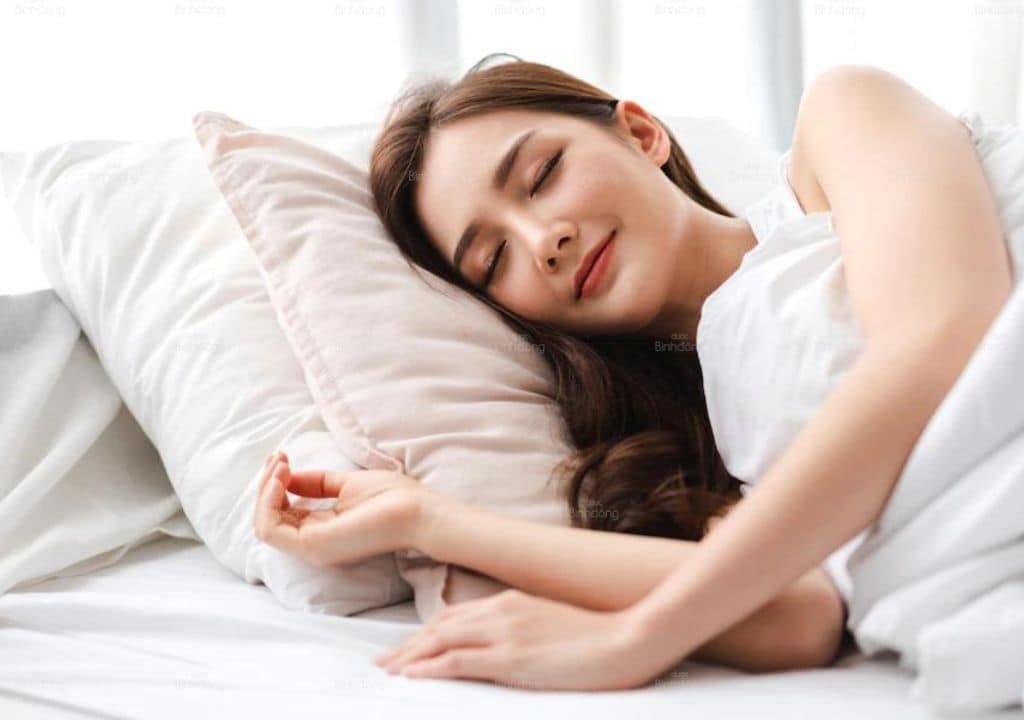 Hình ảnh người phụ nữ đang ngủ ngon do kê gối cao 