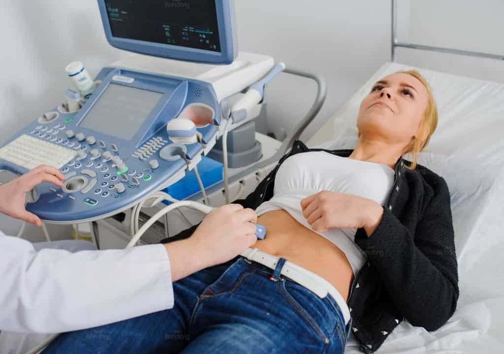 Hình chụp người phụ nữ đang siêu âm bụng