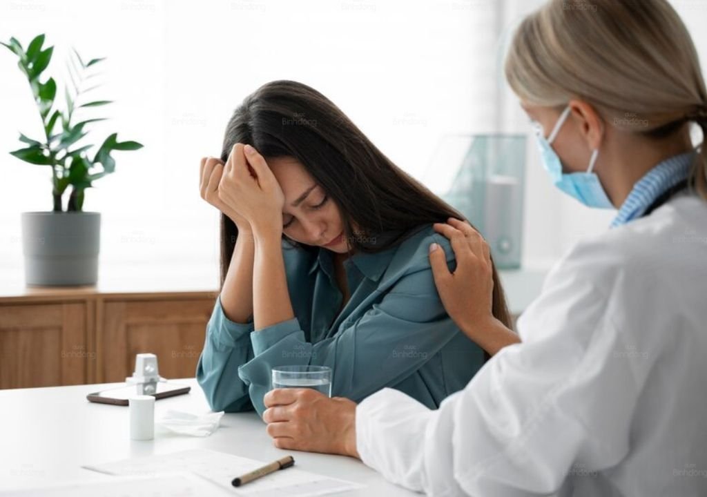 Hình chụp người Bác sĩ đang thăm khám cho bệnh nhân