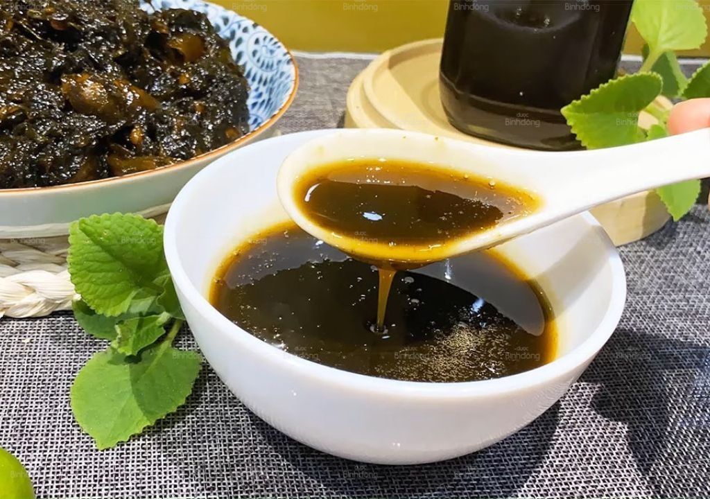 Ảnh chụp Siro húng chanh đựng trong chén